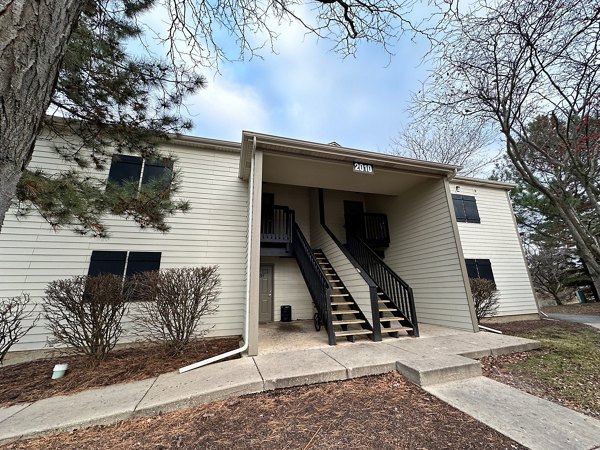 Fox Pointe Apartments: Charming residential with landscaped gardens in a serene neighborhood setting