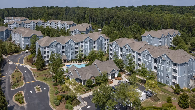The Slate Apartments: Stunning outdoor view at luxury complex featuring lush green spaces