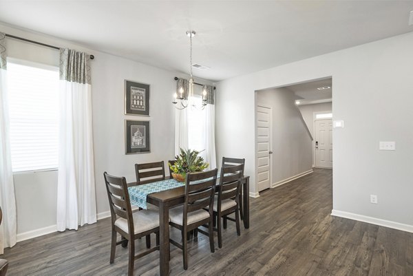 dining area at Midsomer Apartments