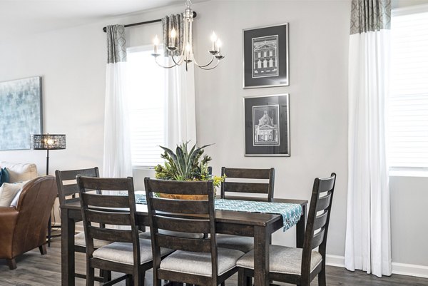 dining area at Midsomer Apartments