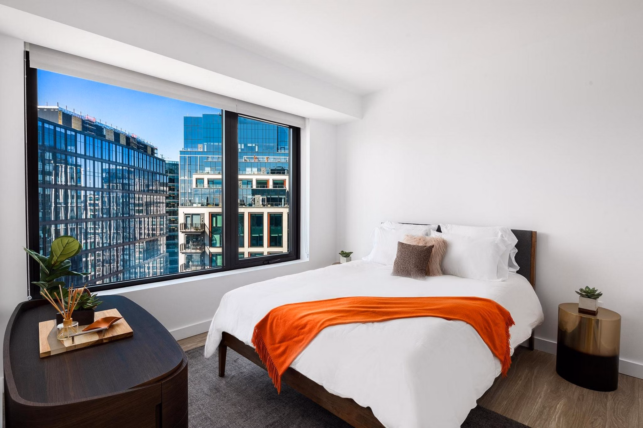 The Metlo Apartments: Cozy bedroom with modern decor and ample natural light