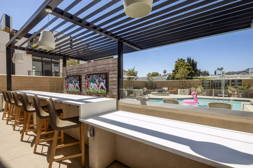 Modern courtyard featuring lush greenery at Rae on Sunset Apartments