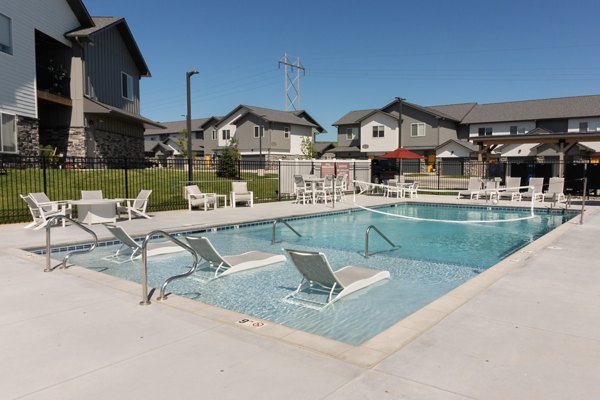 pool at Vestara 72 Apartments 