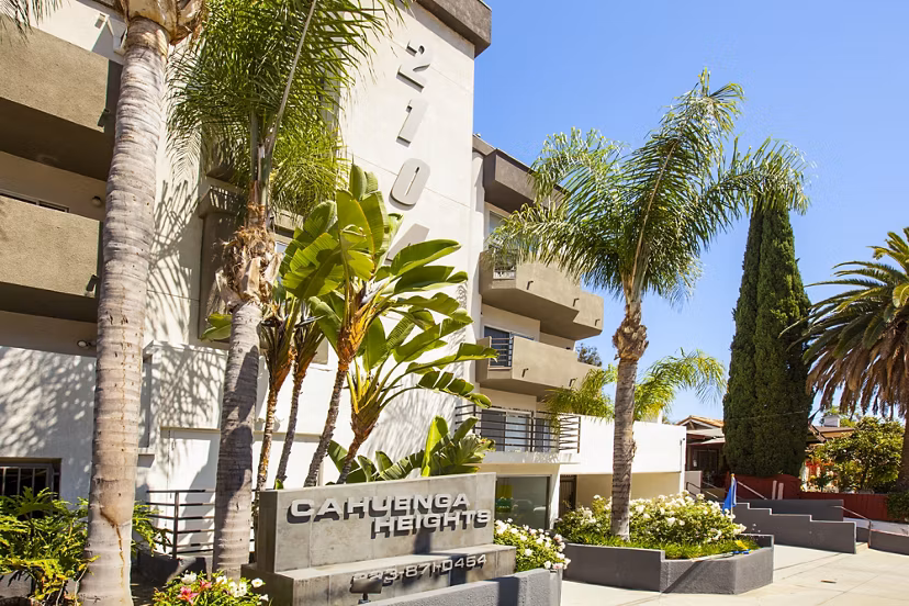 Cahuenga Heights: Luxury apartment building in Hollywood Hills