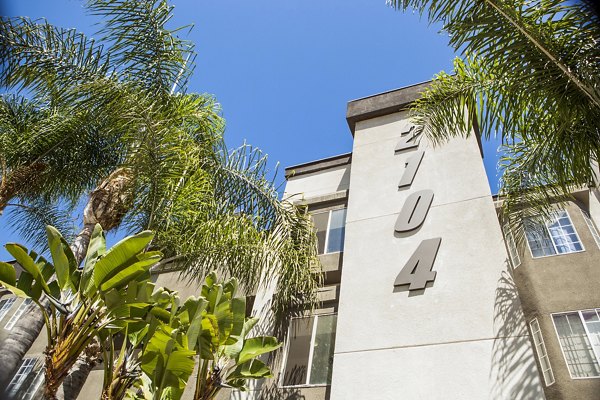 building/exterior at Cahuenga Heights Apartments