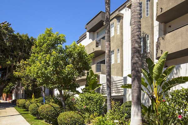 Cahuenga Heights: Modern luxury apartment building in Los Angeles