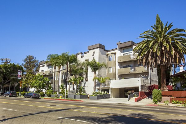 Cahuenga Heights: Elegant building at luxury apartments in Los Angeles