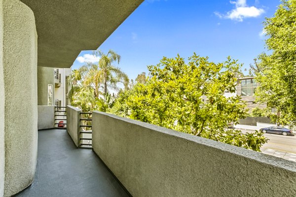 patio/balcony at Cahuenga Heights Apartments