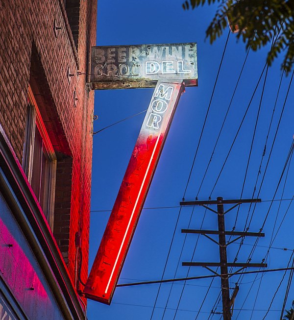 signage at Del Mor Apartments