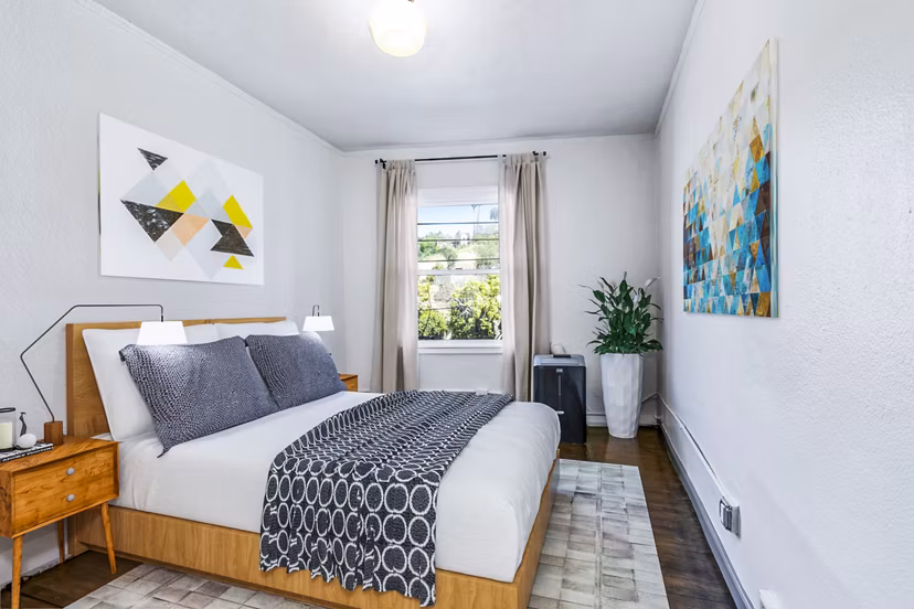 Cozy bedroom with modern furnishings at Del Mor Apartments