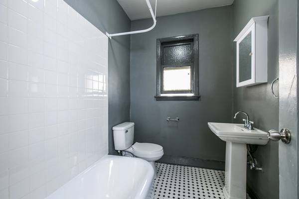 bathroom at Del Mor Apartments