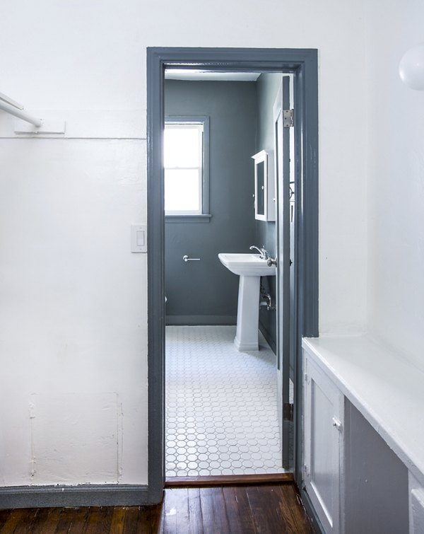 Luxurious bathroom with modern fixtures at Del Mor Apartments, showcasing elegant design and spacious layout