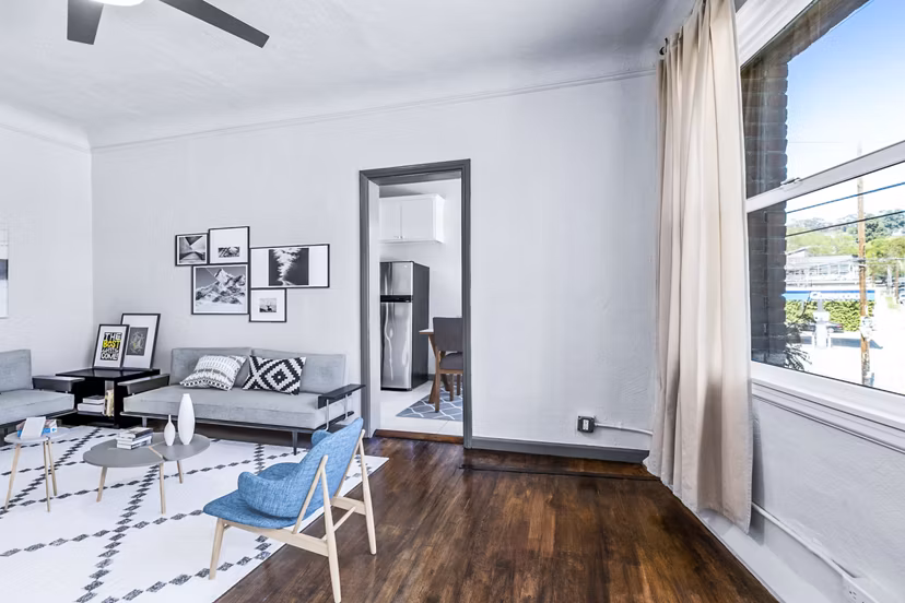 Living room with modern furnishings at Del Mor Apartments, featuring luxury interiors for a comfortable lifestyle