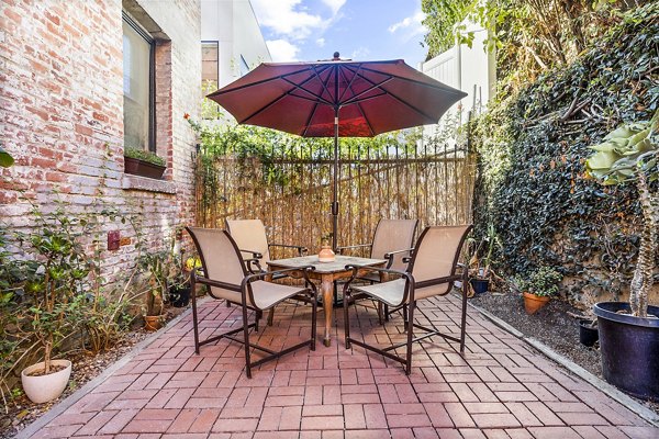 patio at Del Mor Apartments