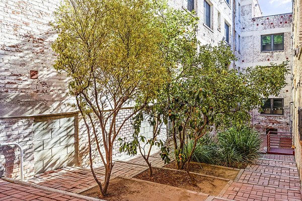 garden/patio at Del Mor Apartments