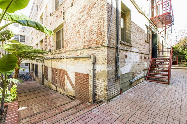 Del Mor Apartments: Stylish outdoor patio area with modern seating and greenery, offering a tranquil retreat in the community