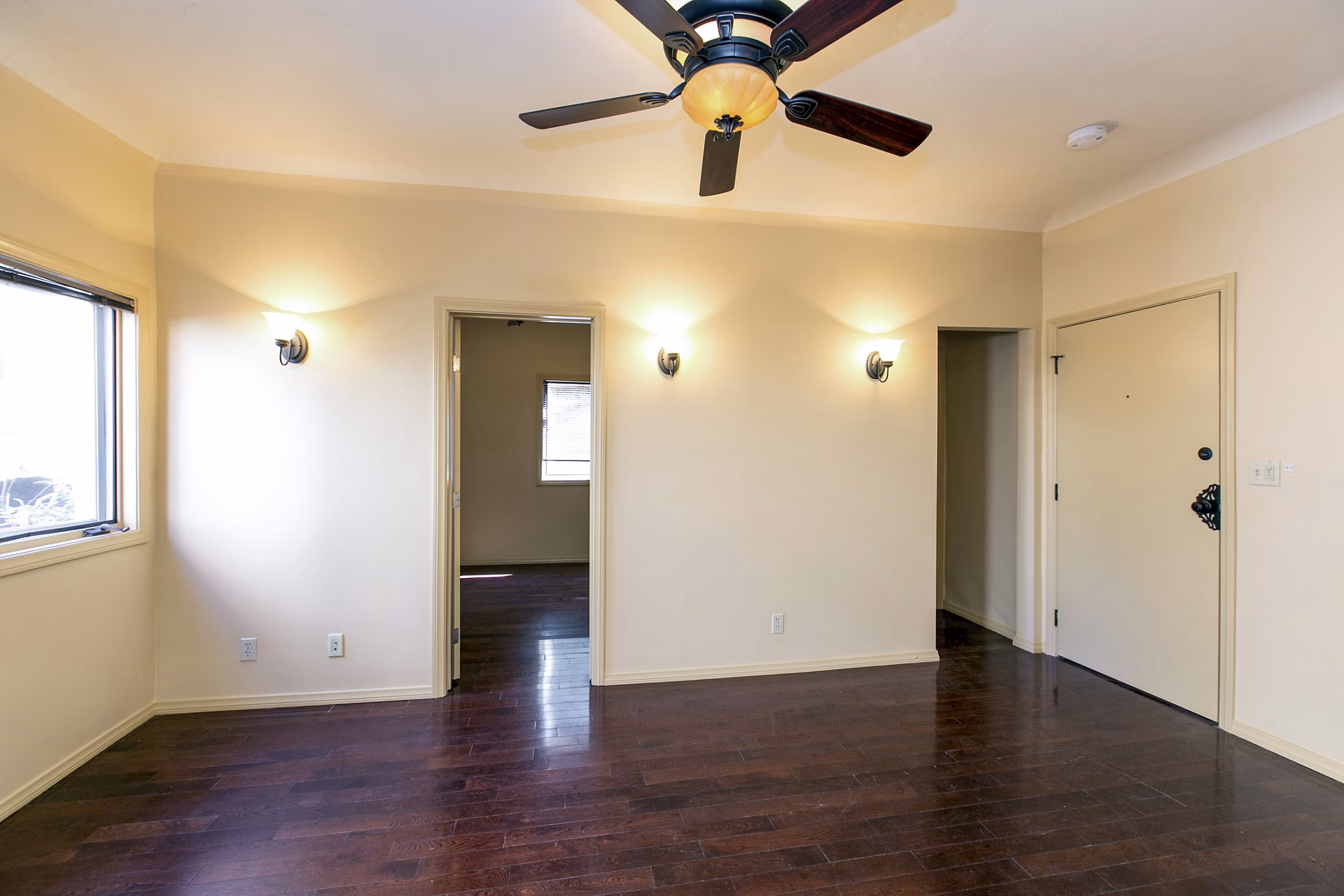Cozy living room with modern furnishings at Delta Apartments, perfect for relaxation and socializing