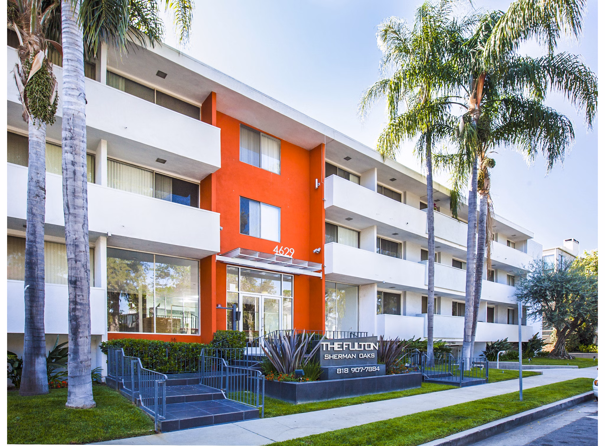 The Fulton Apartments: Elegant design of luxury high-rise apartments in vibrant cityscape