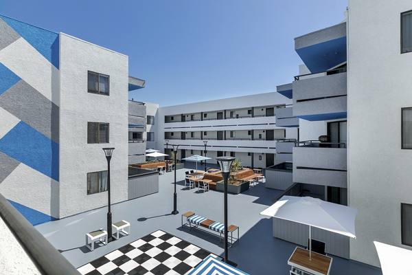 courtyard at Harbor Terrace Apartments