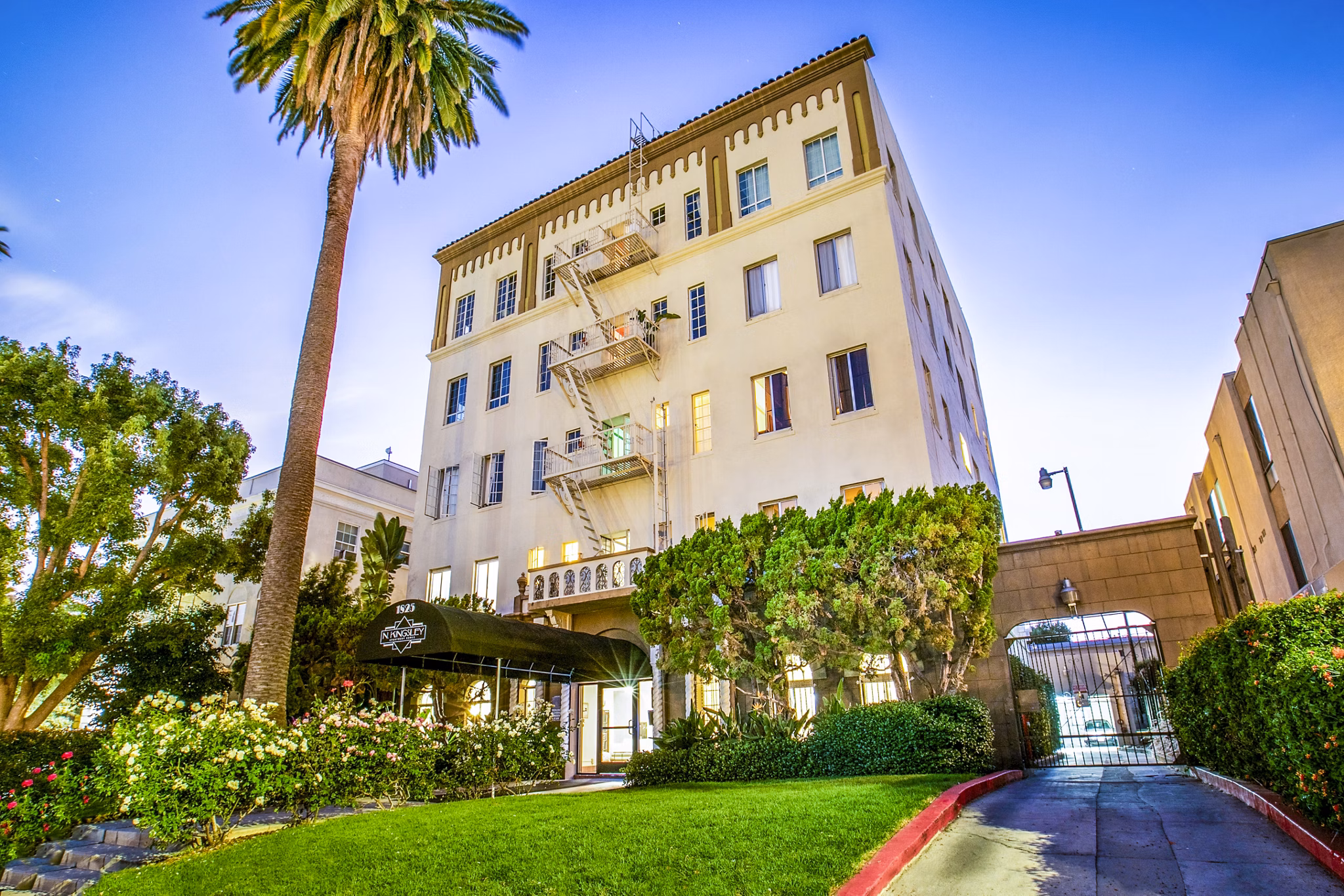 North Kingsley Apartments: Elegant building at luxury Greystar apartments