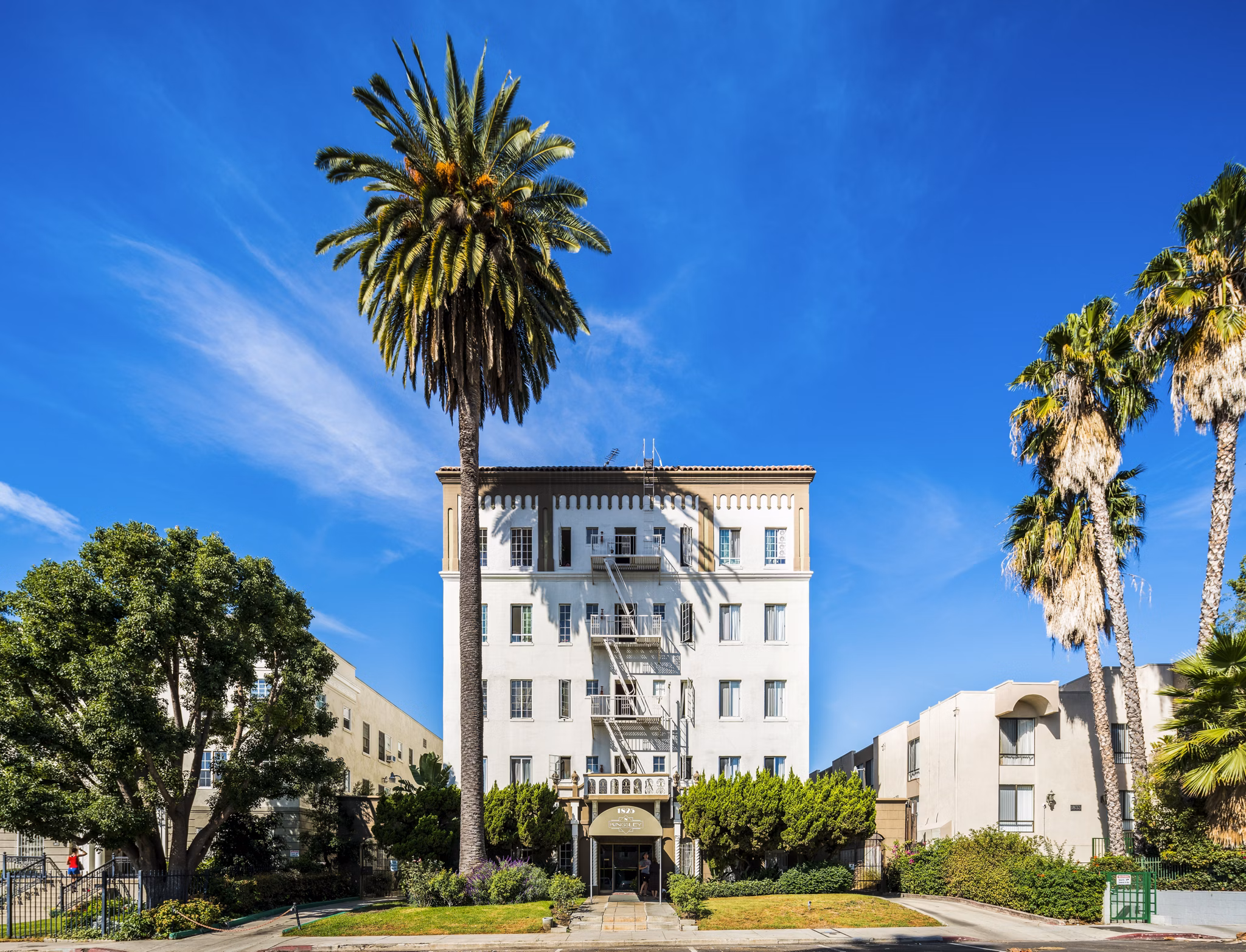 North Kingsley Apartments: Luxury view of modern building design in an upscale neighborhood