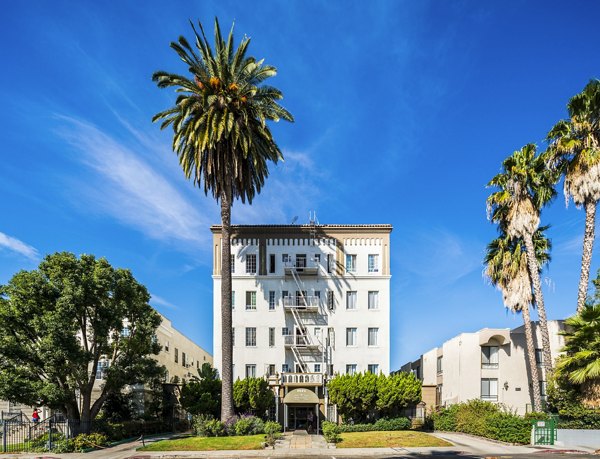 North Kingsley Apartments: Luxury view of modern building design in an upscale neighborhood