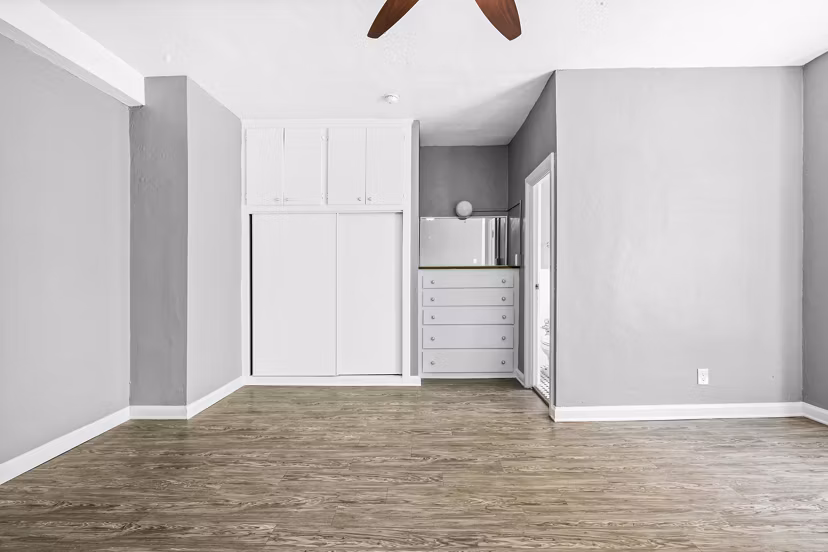 Cozy bedroom with modern furnishings at North Kingsley Apartments