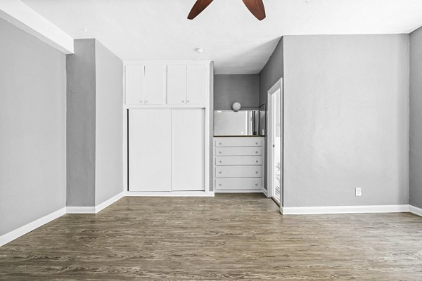 Cozy bedroom with modern furnishings at North Kingsley Apartments