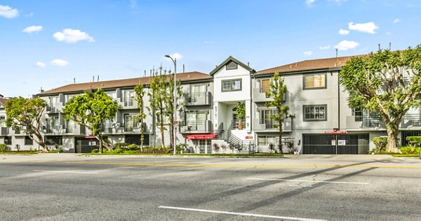 Nova Townhomes: Contemporary of luxury apartments in urban setting