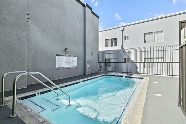 Nova Townhomes Apartments: Expansive pool area with modern lounge seating for relaxation and recreation