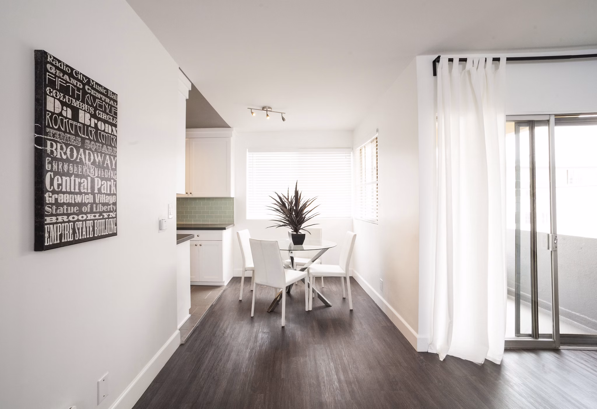 dining area at Pacific Rose Apartments