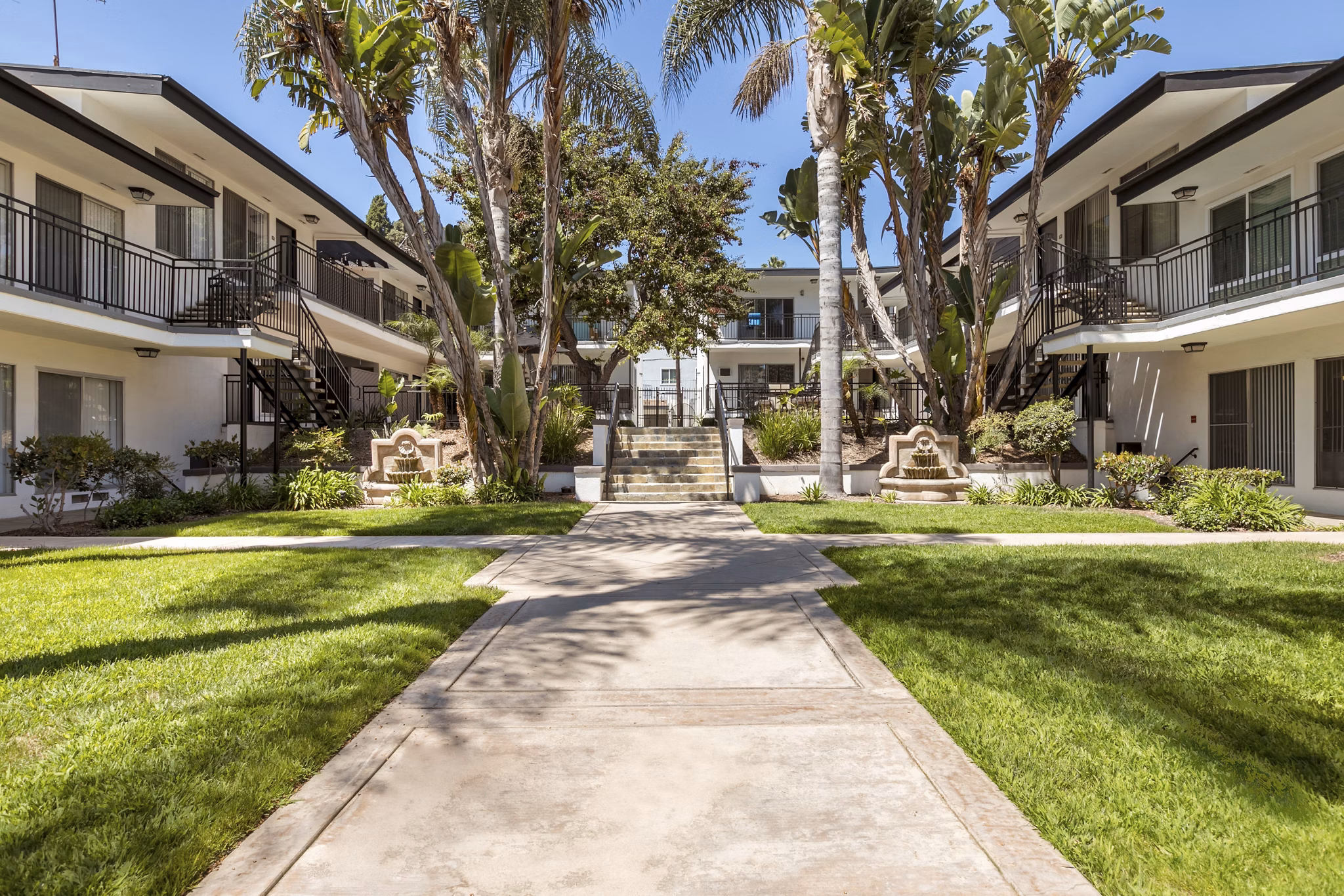 courtyard at Pacific Rose Apartments