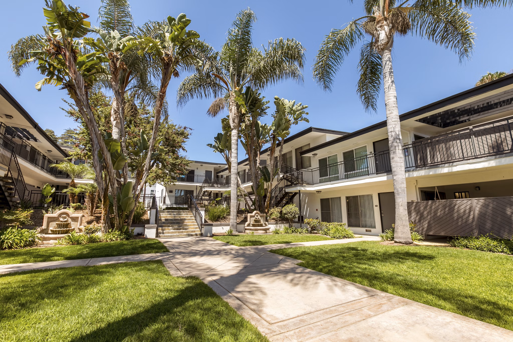 courtyard at Pacific Rose Apartments