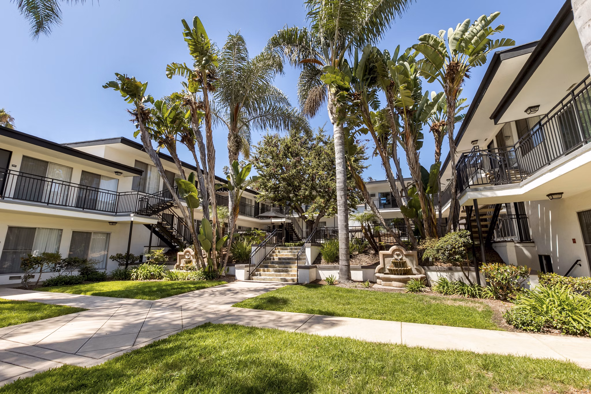 courtyard at Pacific Rose Apartments