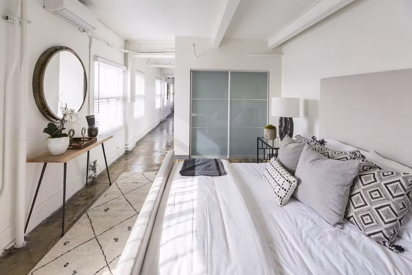 Luxurious bedroom with elegant decor in San Fernando Building Apartments