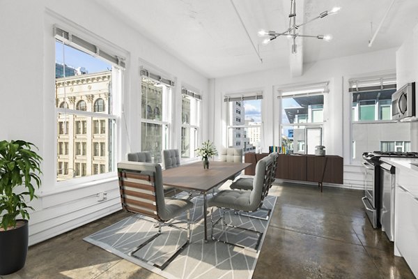 dining area at San Fernando Building Apartments