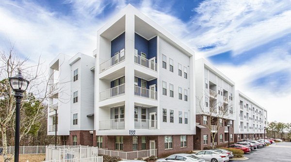 building/exterior at 550 Northridge Apartments