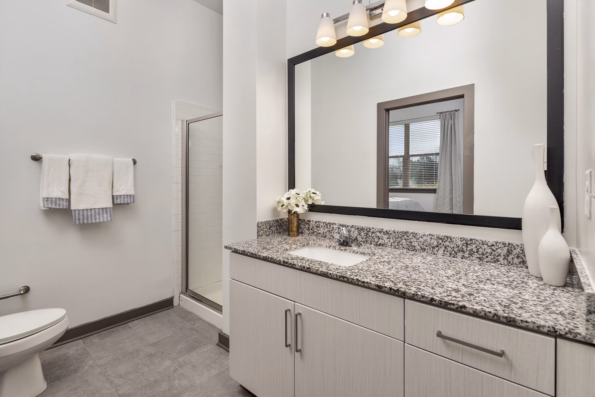 bathroom at 550 Northridge Apartments