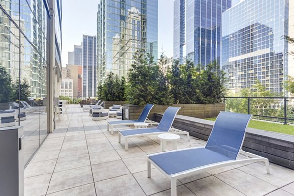 patio at Lake & Wells Apartments 