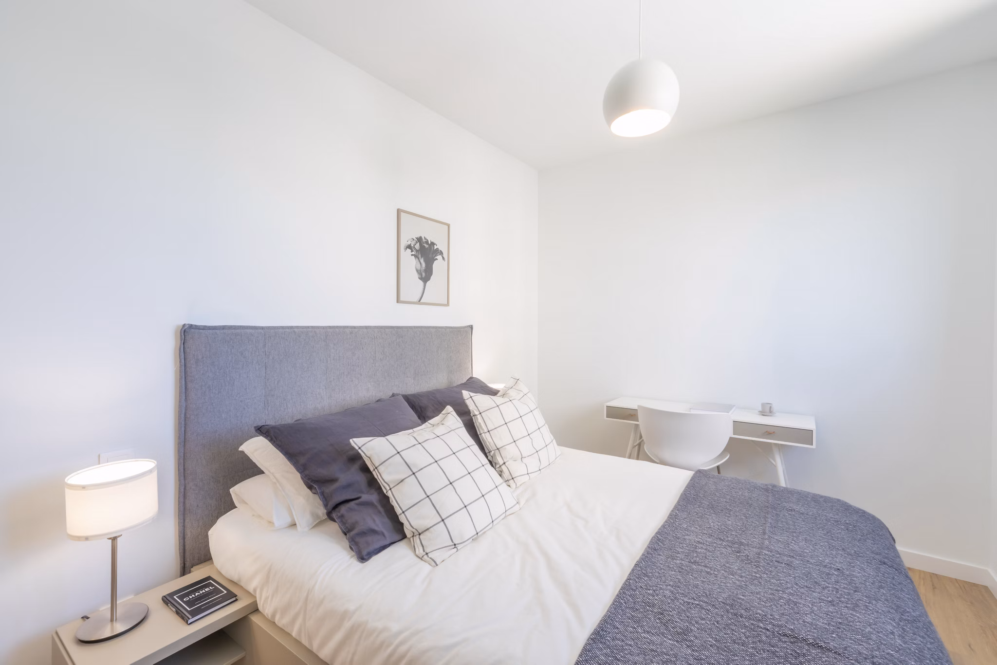 Cozy bedroom featuring a comfortable bed with soft linens and ample natural light at Be Casa Essential Canaveral.
