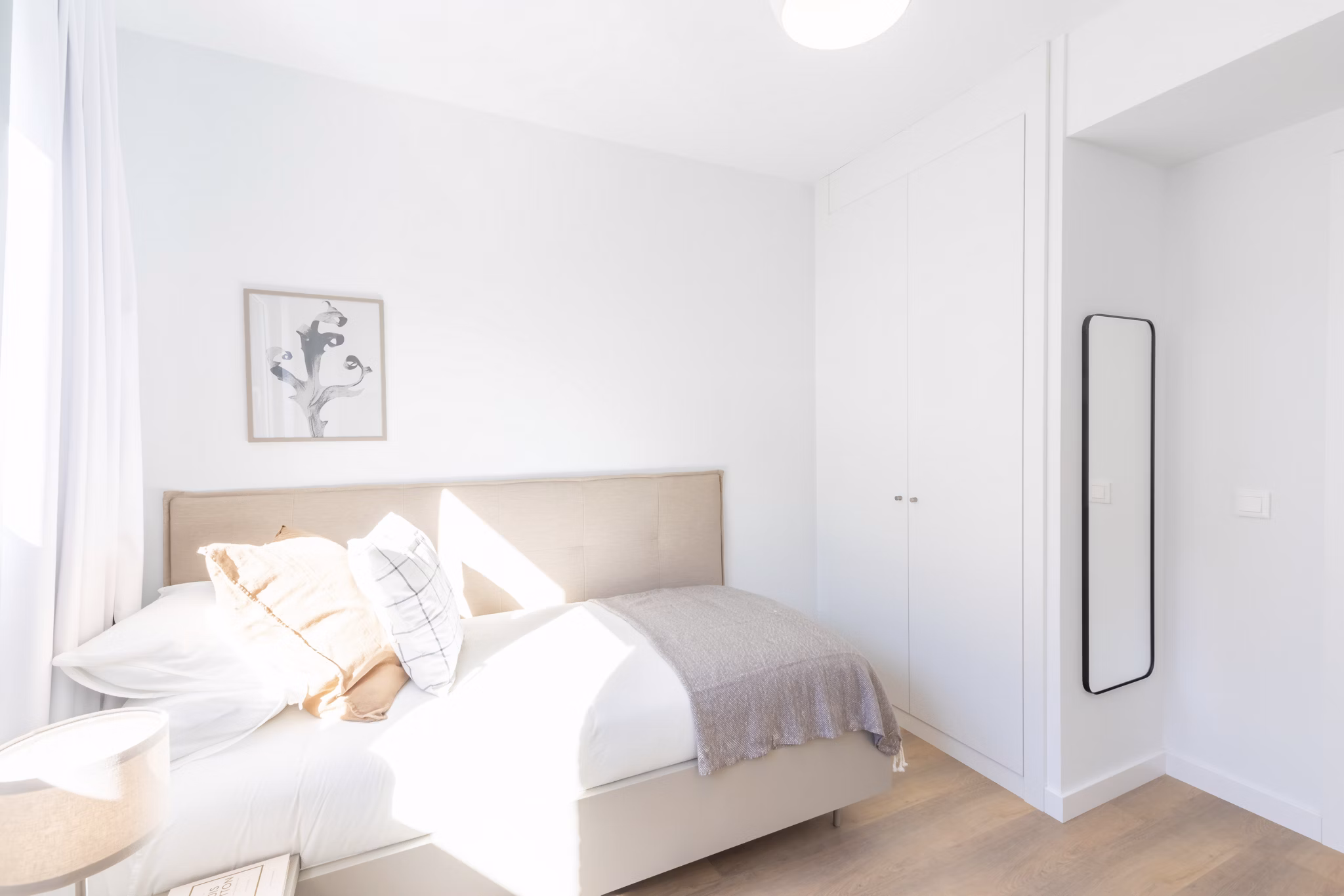 Comfortable bedroom with a minimalist style and cozy ambiance at Be Casa Essential Canaveral.