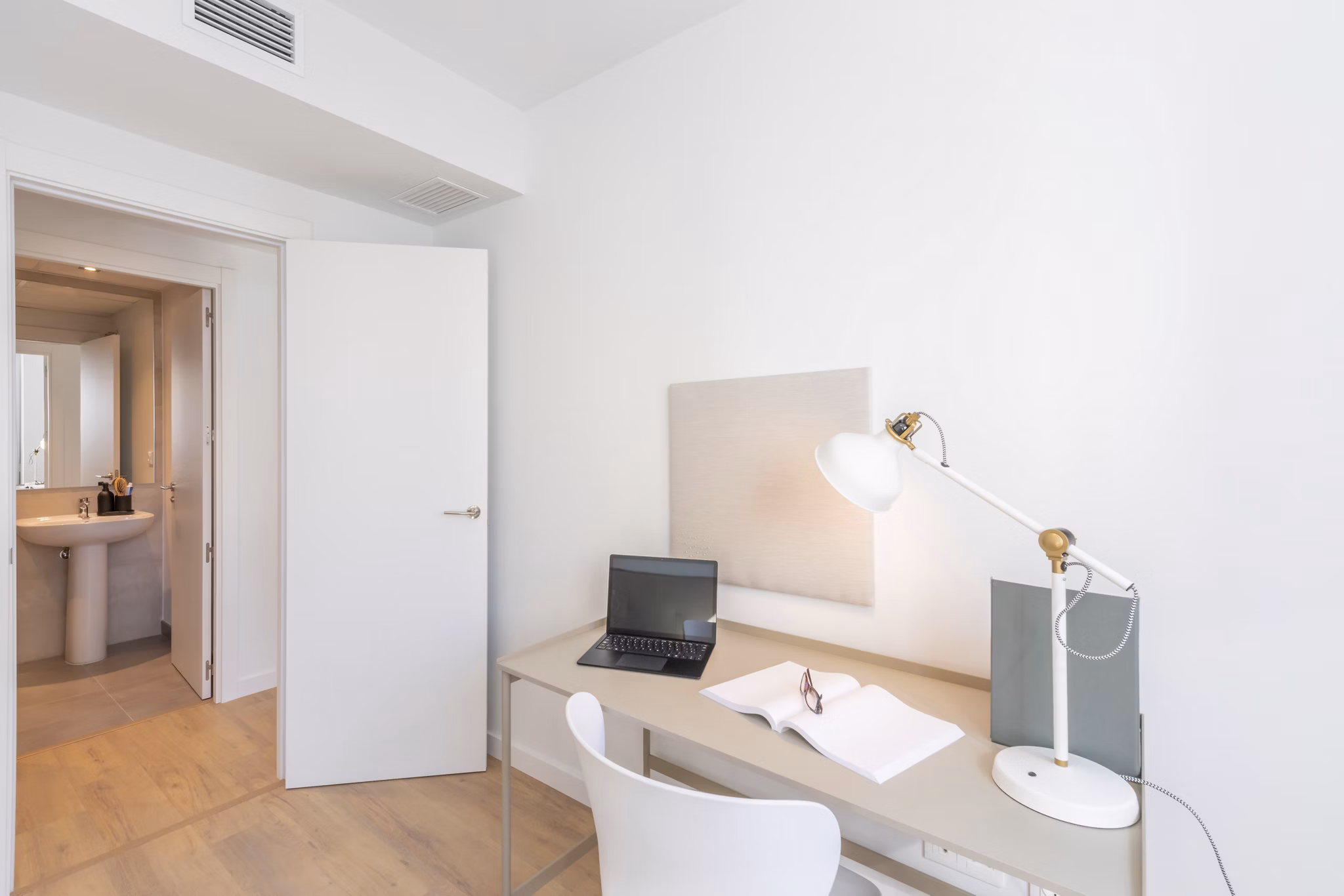 Stylish and serene bedroom with elegant furnishings and natural tones at Be Casa Essential Canaveral.