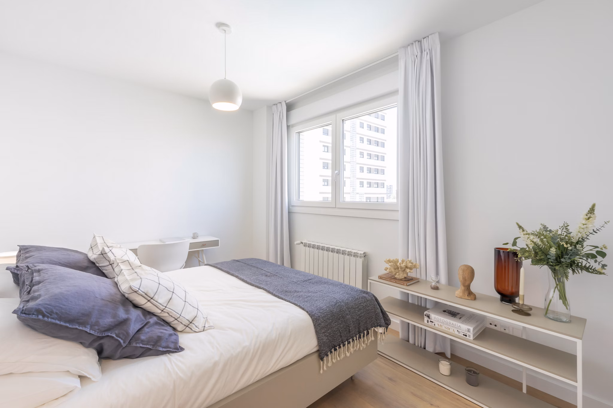 Beautifully furnished bedroom with soft lighting and a relaxing atmosphere at Be Casa Essential Canaveral.
