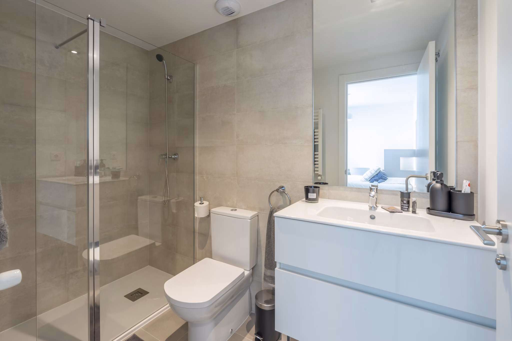 Luxurious bathroom with a spacious shower and contemporary design at Be Casa Essential Canaveral.