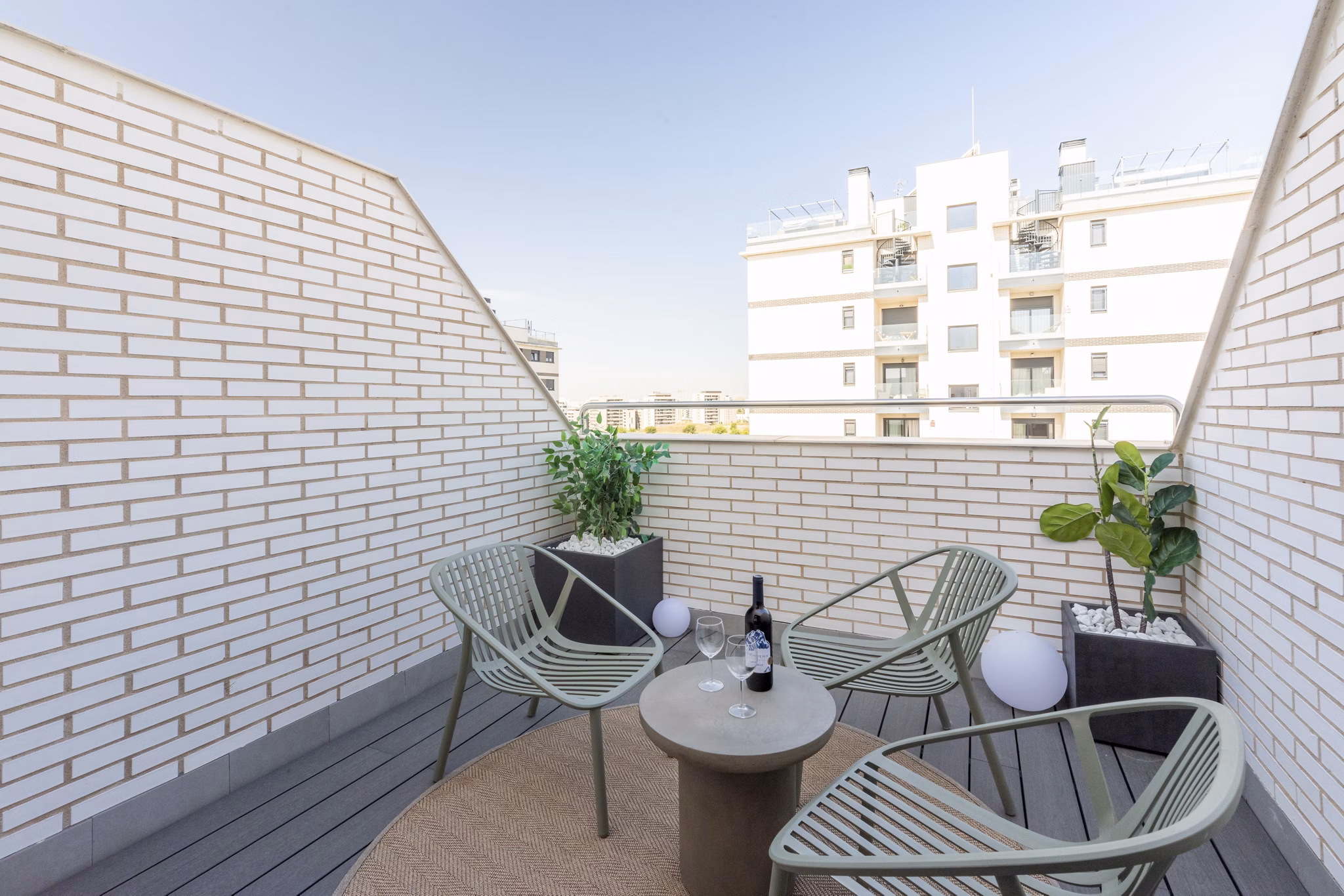 Charming rooftop patio with outdoor seating and scenic city views at Be Casa Essential Canaveral.