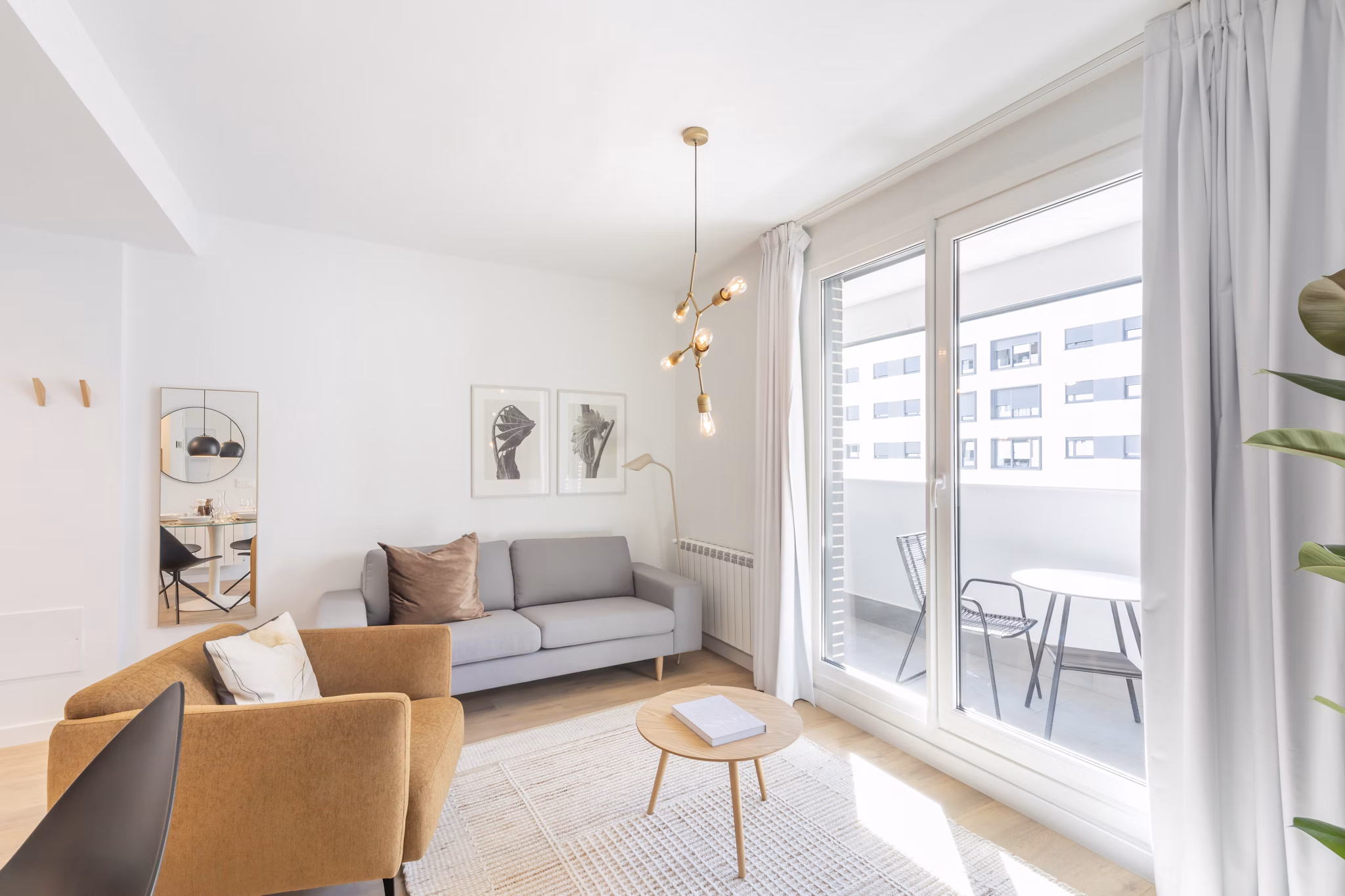 Open-concept living room with comfortable seating and a stylish interior at Be Casa Essential Canaveral.