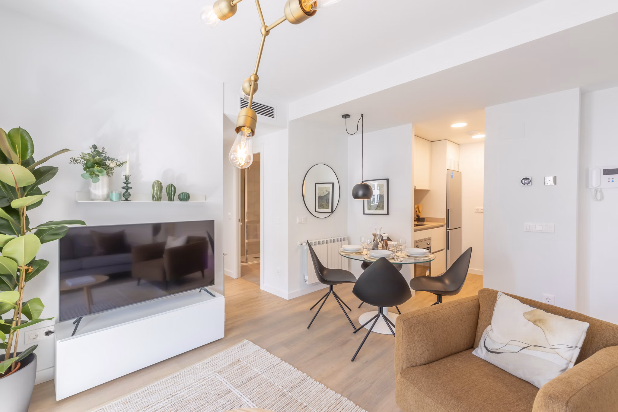 Spacious living area featuring a chic design and comfortable furnishings at Be Casa Essential Canaveral.