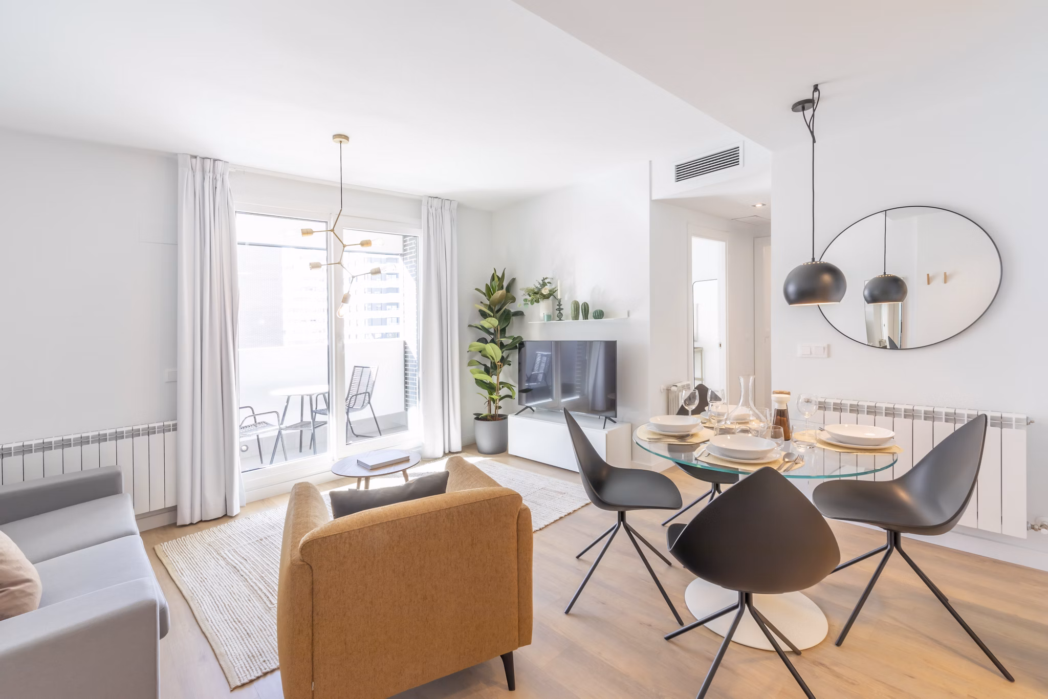 Contemporary living room with a clean and modern aesthetic at Be Casa Essential Canaveral.