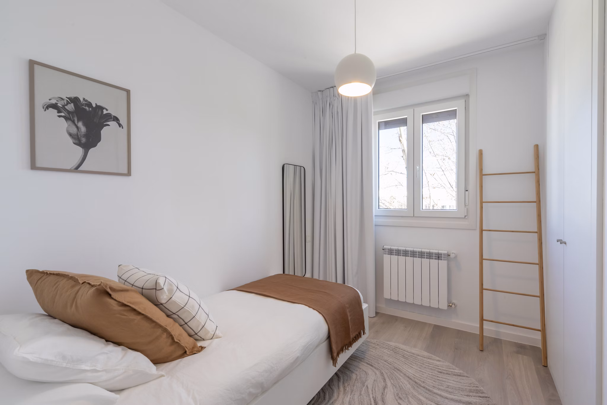 Comfortable bedroom with soft tones and ample space at Be Casa Essential Barajas.