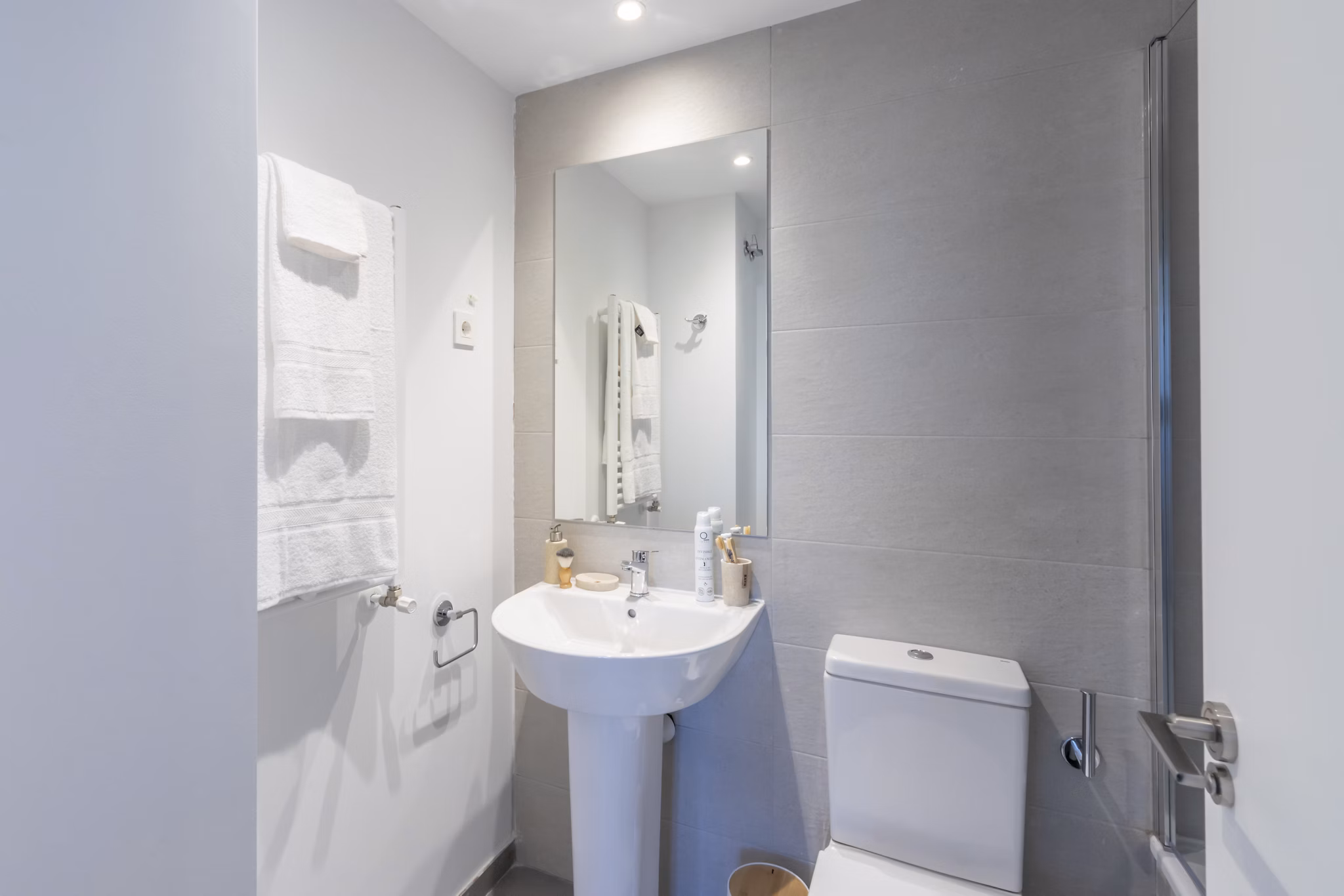 Clean and bright bathroom with modern fixtures at Be Casa Essential Barajas.